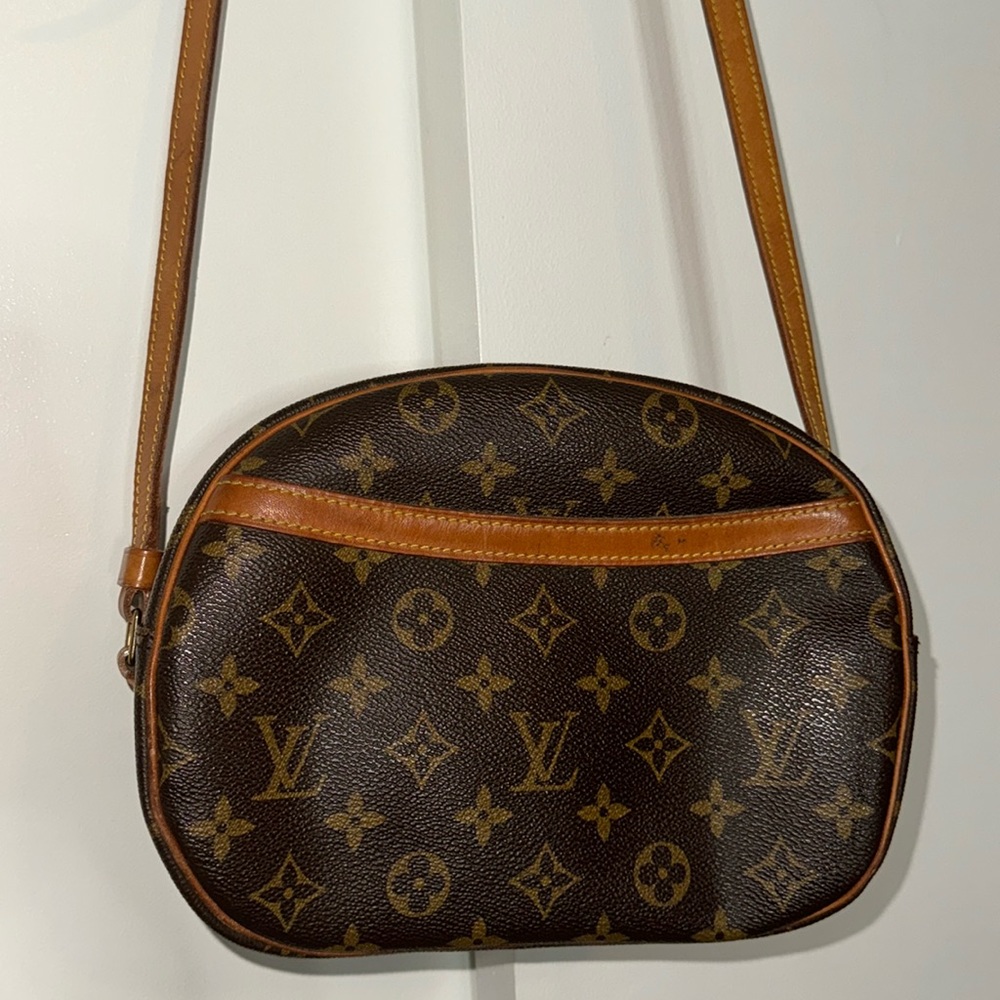 Louis Vuitton shoulder bag in great confidence